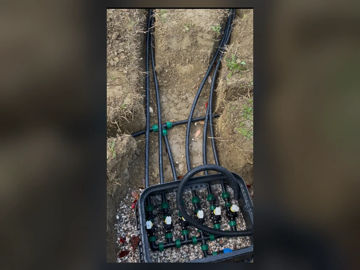 Tubazioni e valvole di un impianto di irrigazione interrato in fase di installazione